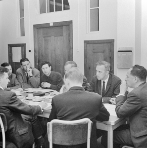 859359 Afbeelding van de werkgroep Stimurail tijdens een vergadering in het hoofdgebouw III van de N.S. te Utrecht.